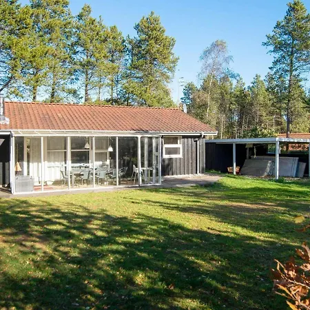 Four-bedroom Holiday In 19 *