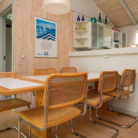 Four-bedroom Holiday In 19 *