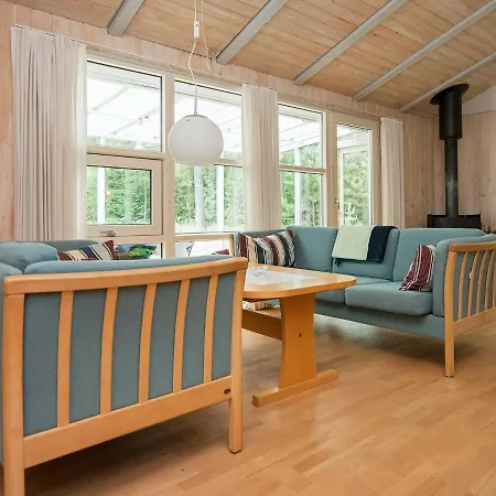 Four-bedroom Holiday In 19 *
